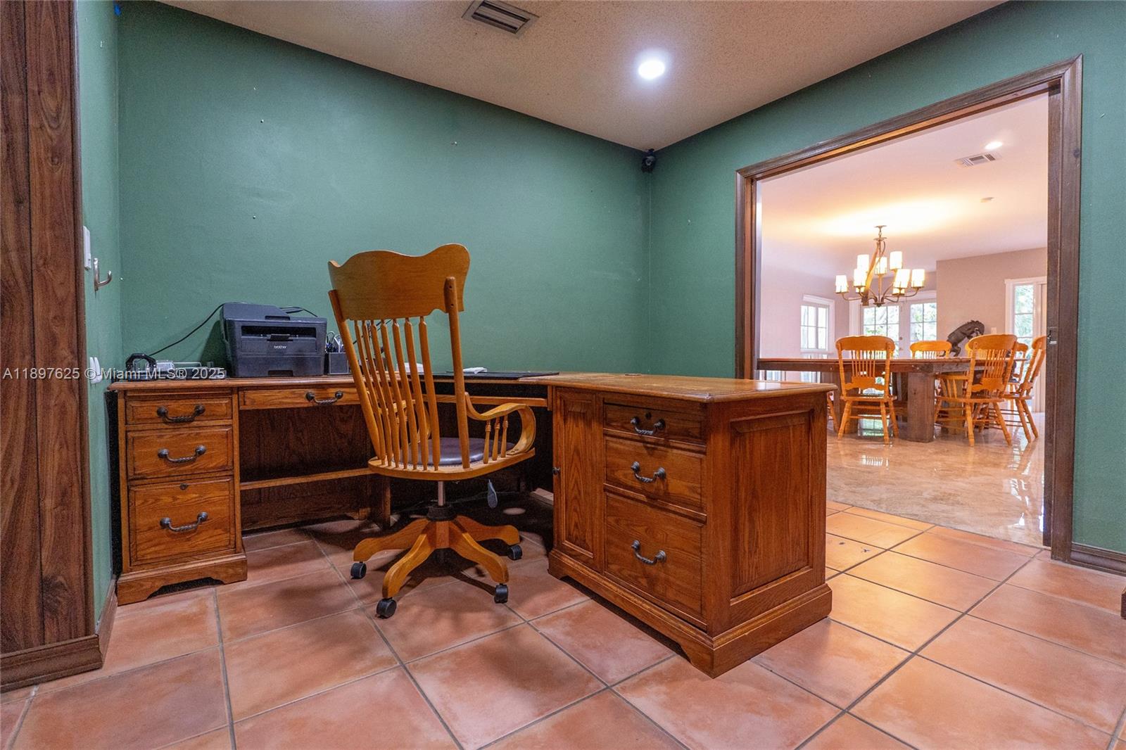 11851 Northwest 7th Street Plantation, FL 33325 - Photo 17 of 72 a room with furniture and musical instruments