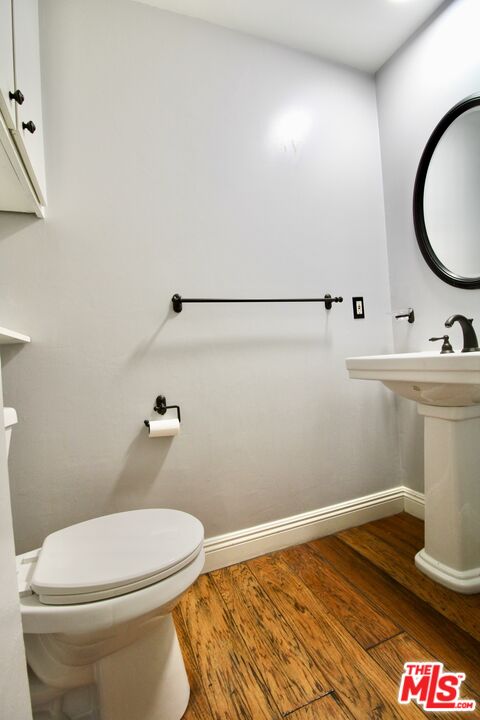 1825 Thayer Avenue Los Angeles, CA 90025 - Photo 14 of 38 a bathroom with a toilet a sink and a mirror