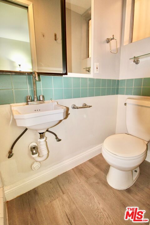 1825 Thayer Avenue Los Angeles, CA 90025 - Photo 34 of 38 a bathroom with a sink a mirror and a toilet