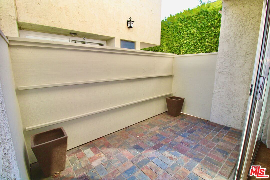 1825 Thayer Avenue Los Angeles, CA 90025 - Photo 8 of 38 a view of a closet