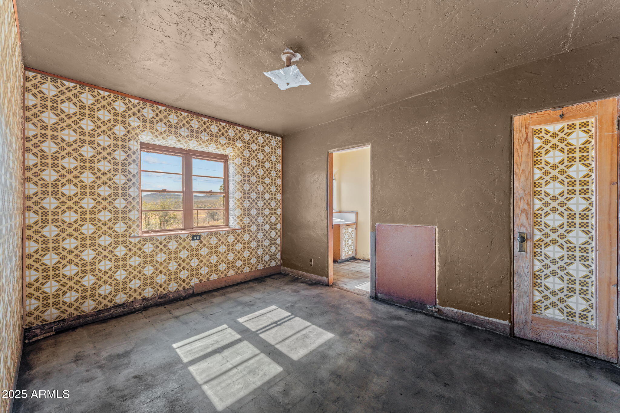 16057 Sickles Ranch Road Peeples Valley, AZ 86332 - Photo 19 of 39 an empty room with windows and closet