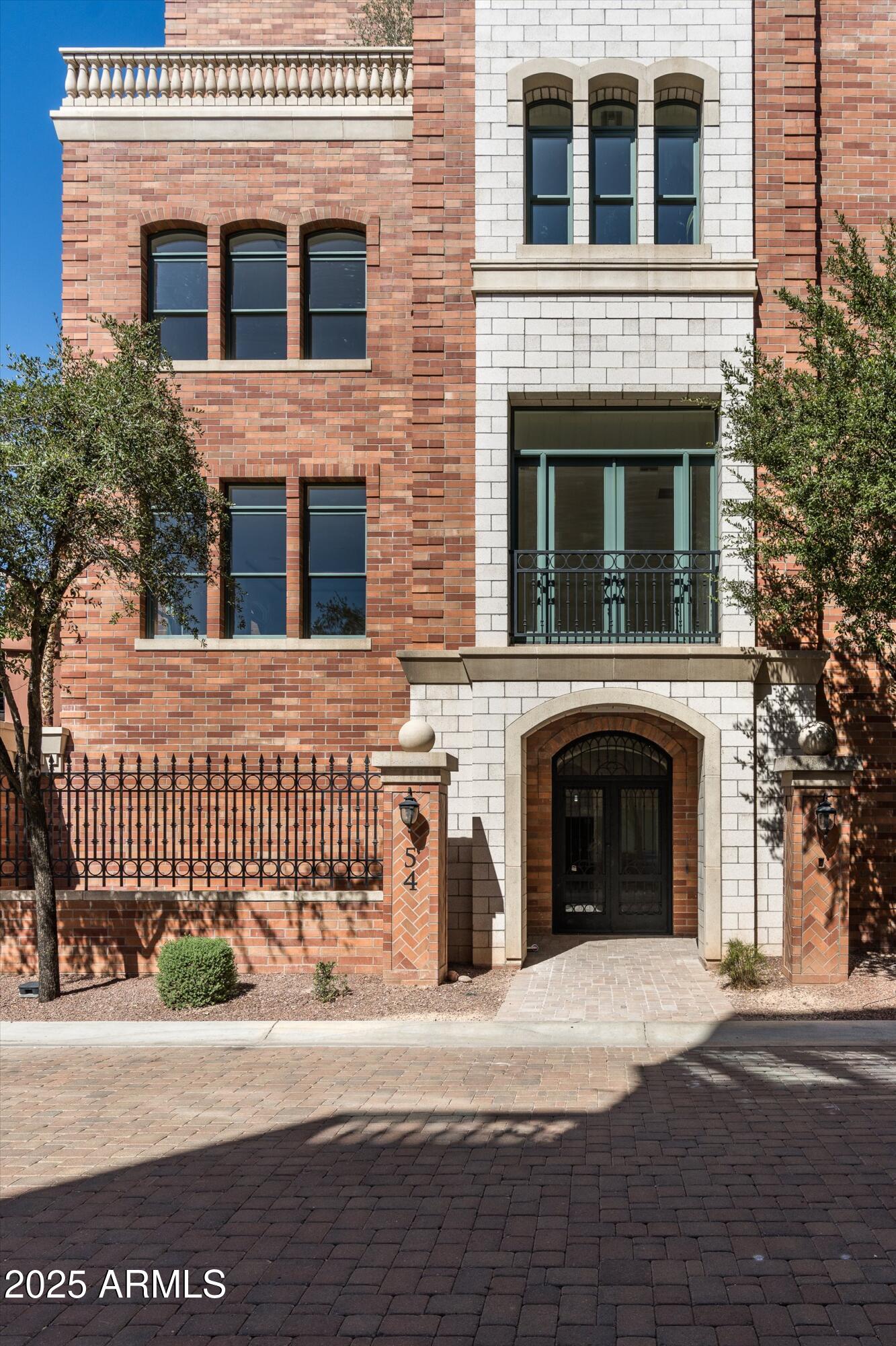 54 West Palm Lane, Unit 54 Phoenix, AZ 85004 - Photo 5 of 31 a front view of a house with a road