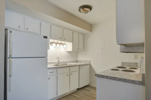 $1,295 | 2494 Etiwan Avenue, Unit J7, Charleston, SC 29414