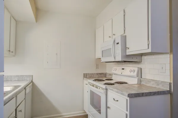 $1,295 | 2494 Etiwan Avenue, Unit J7, Charleston, SC 29414