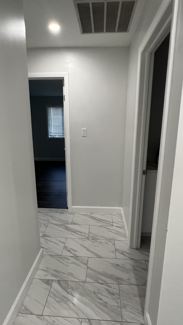 121 Windsor Lane, Unit D Willowbrook, IL 60527 - Photo 10 of 23 a view of hallway