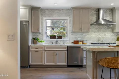 $1,899,000 | 3900 Ferntree Place, Glendale, CA 91214