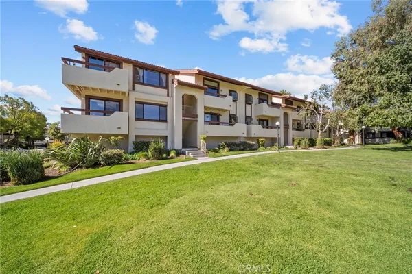 $399,997 | 27949 Tyler Lane, Unit 355, Canyon Country, CA 91387
