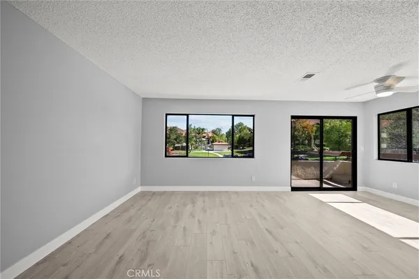 $399,997 | 27949 Tyler Lane, Unit 355, Canyon Country, CA 91387