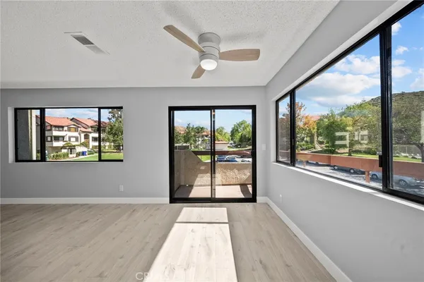 $399,997 | 27949 Tyler Lane, Unit 355, Canyon Country, CA 91387