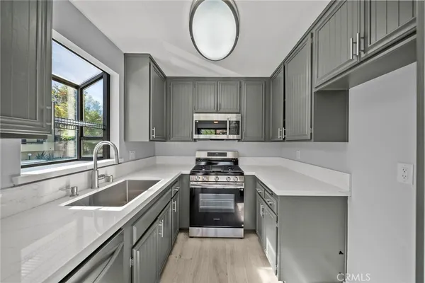 $399,997 | 27949 Tyler Lane, Unit 355, Canyon Country, CA 91387