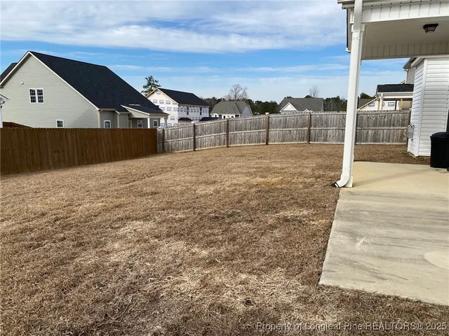 a view of a backyard