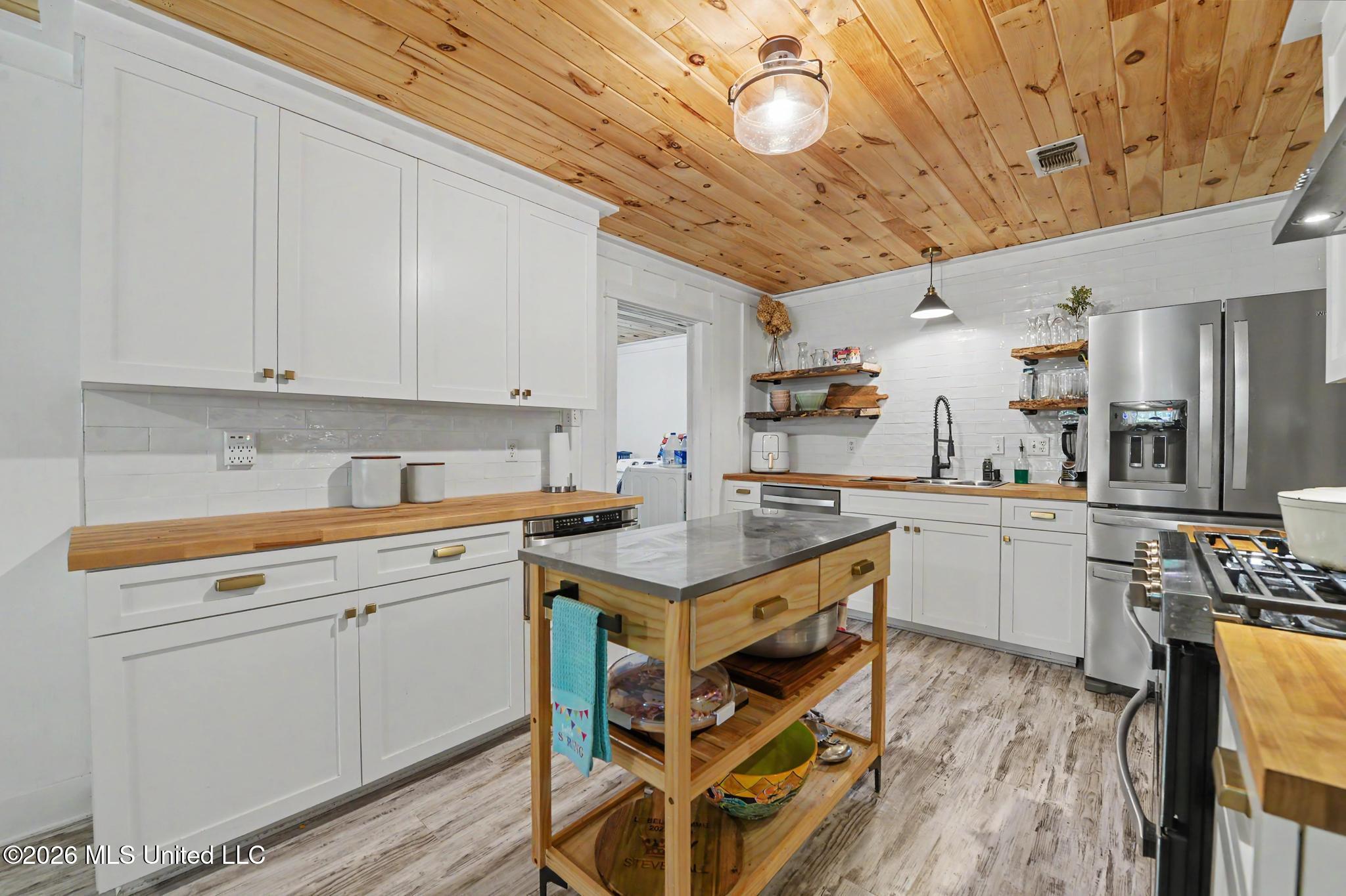 709 Pine Hills Road Ocean Springs, MS 39564 - Photo 8 of 34 008