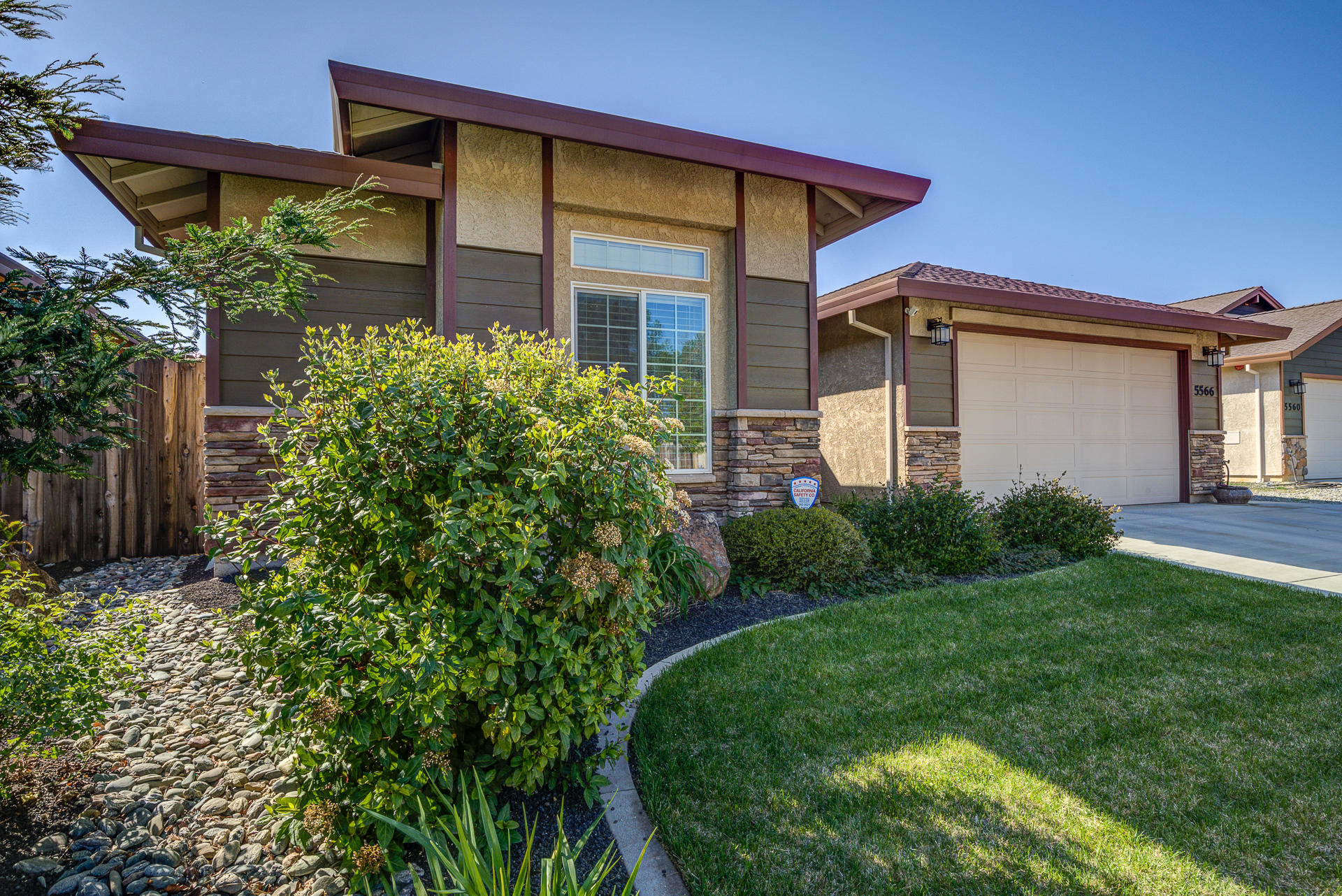 5566 Muir Peak Road Redding, CA 96002 - Photo 3 of 30 5566MuirPlace_031