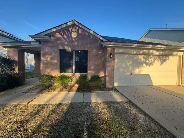a front view of house with yard