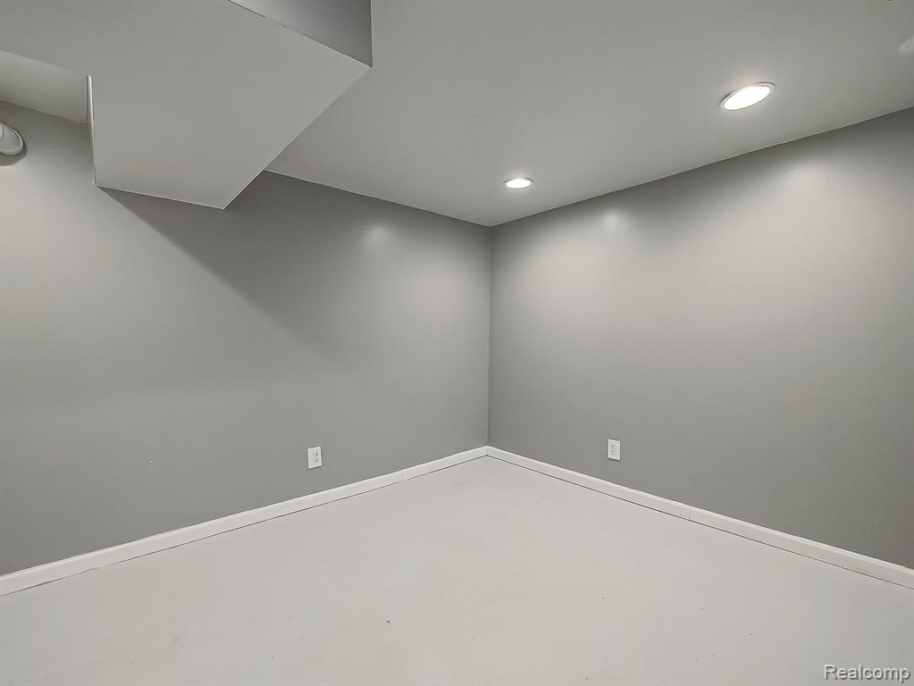 1283 Featherstone Road Pontiac, MI 48342 - Photo 23 of 34