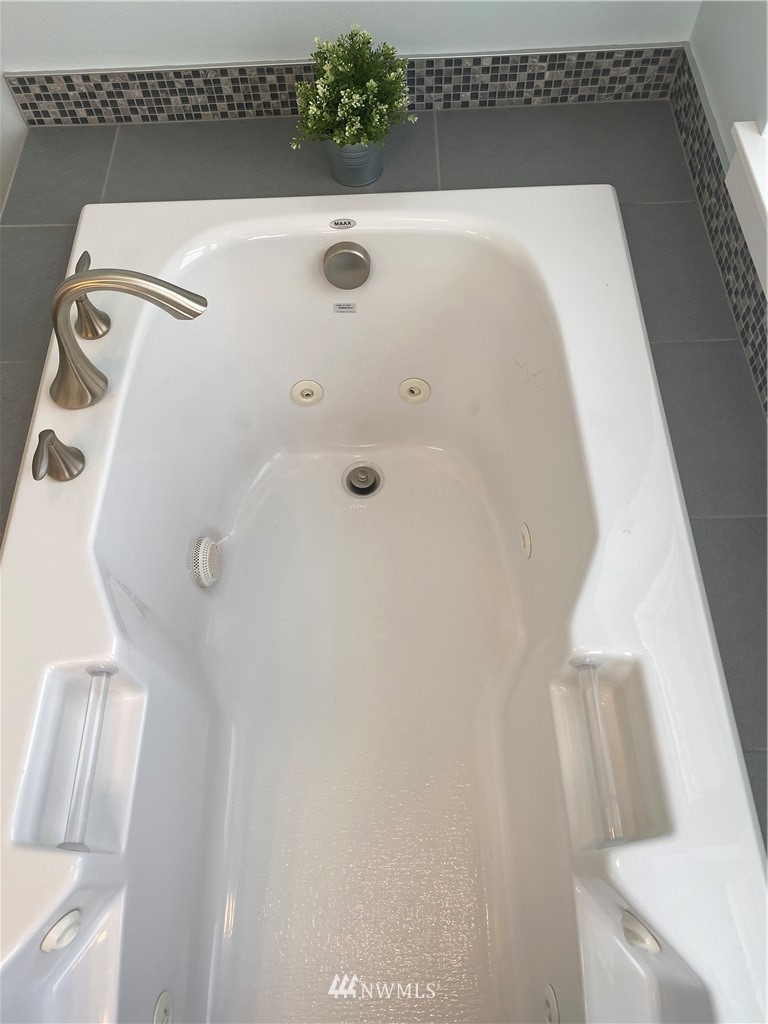 3519 McGee Road Blaine, WA 98230 - Photo 23 of 40 a bathroom with a tub