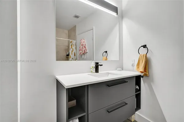 $4,400 | 1900 North Bayshore Drive, Unit 816, Miami, FL 33132