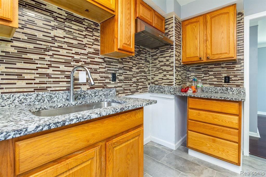 8614 Harding Center Line, MI 48015 - Photo 18 of 41