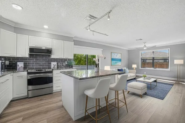 $335,000 | 324 West Pine Street, Unit 11, Lantana, FL 33462