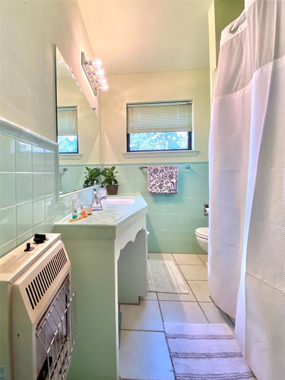 1605 Tolar Cemetery Road Tolar, TX 76476 - Photo 21 of 25 a bathroom with a bathtub sink mirror and toilet