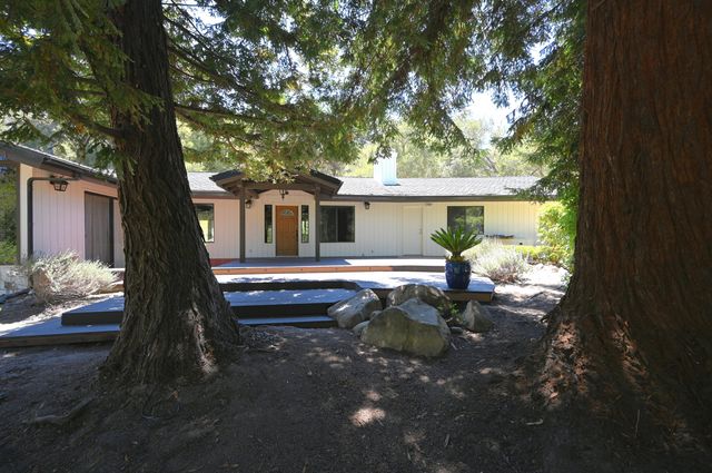 a front view of house with yard