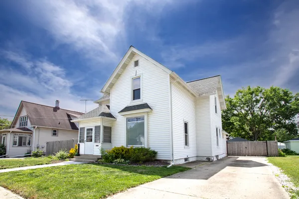 $350,000 | 315 East 1st Street, East Dundee, IL 60118