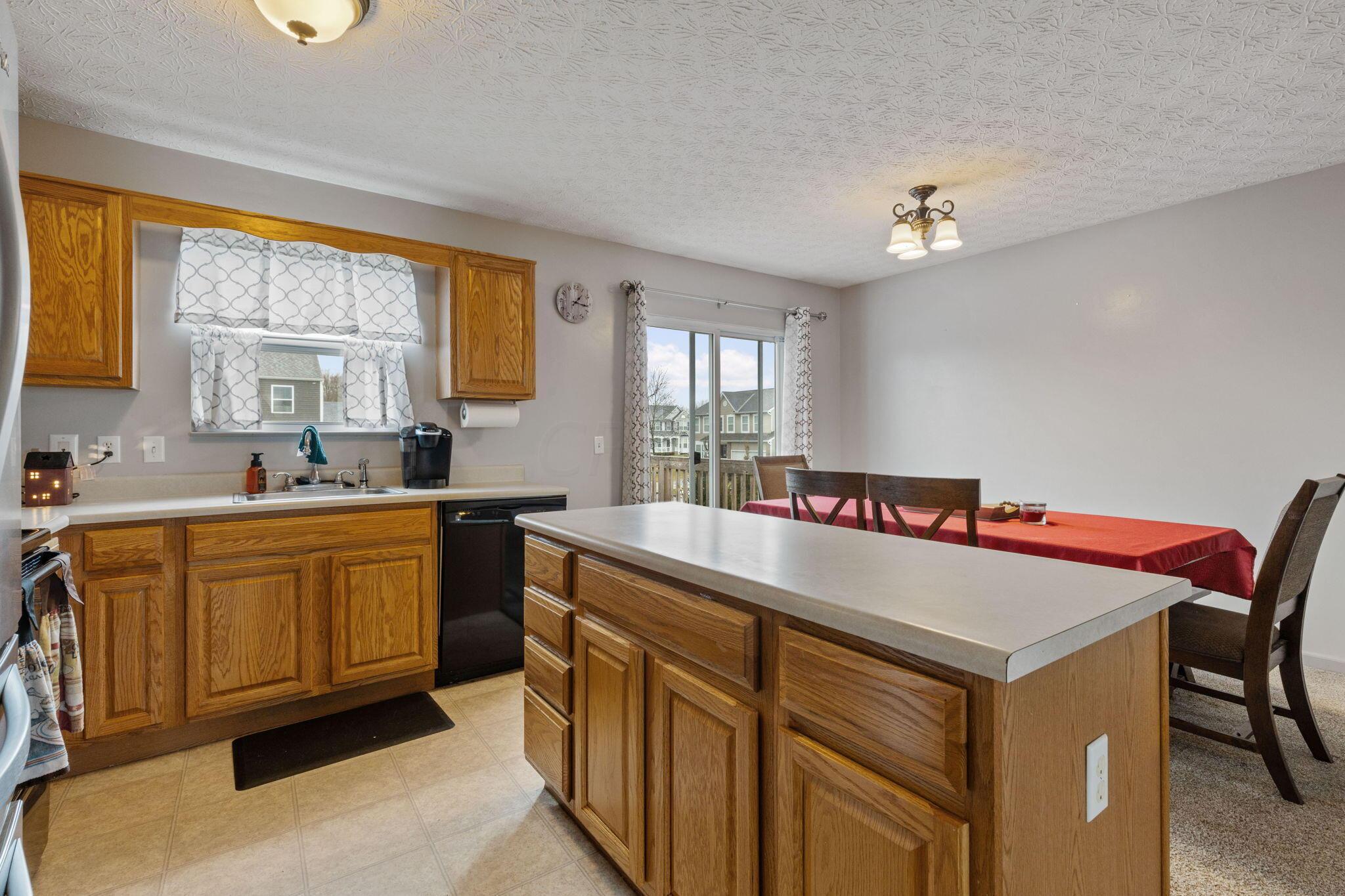2574 Ridgeway Avenue Lancaster, OH 43130 - Photo 12 of 39 Kitchen - 2574 Ridgeway Avenue, Lancaster, OH 43130