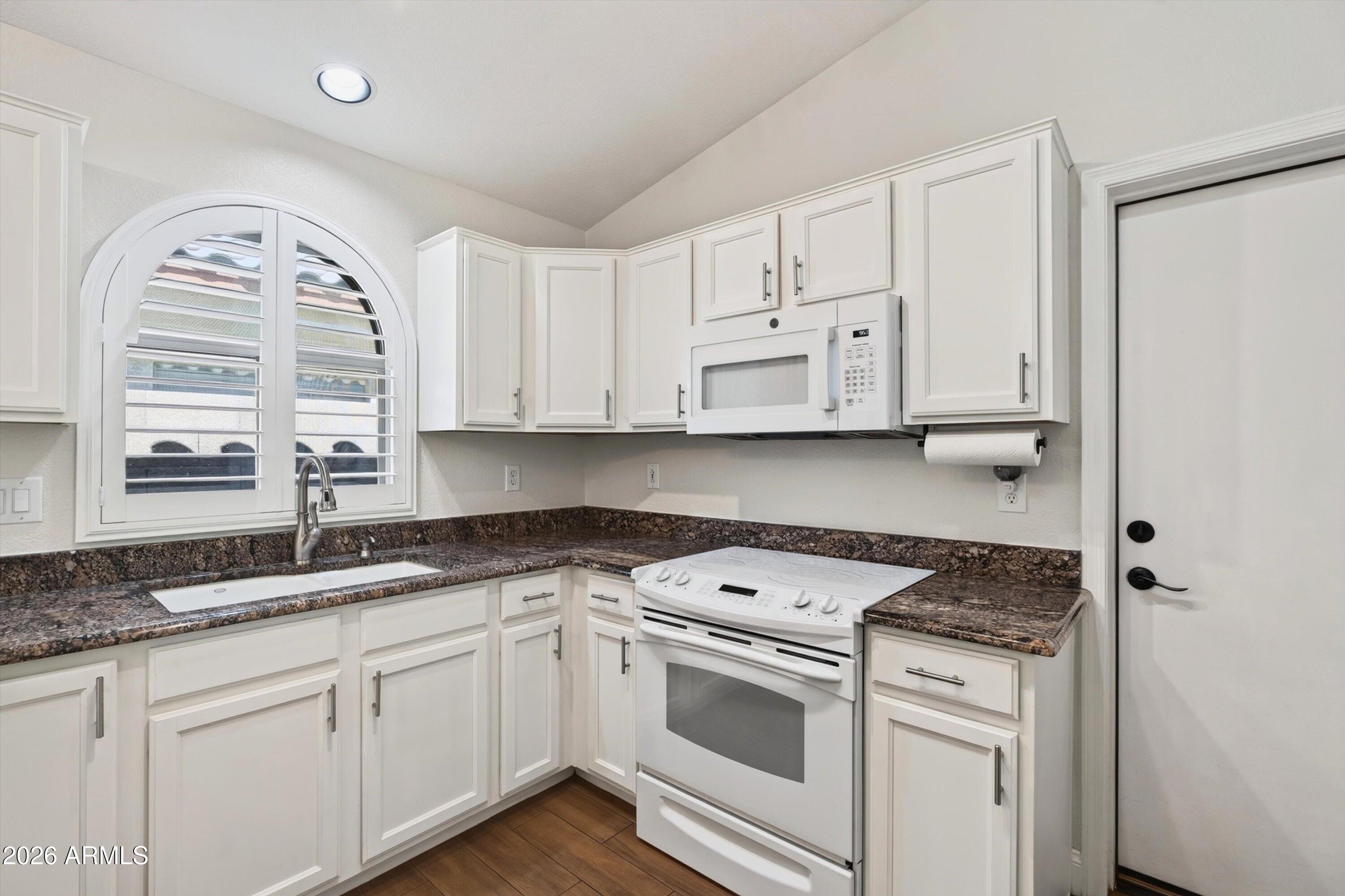 613 East Devon Drive Gilbert, AZ 85296 - Photo 12 of 41 Kitchen