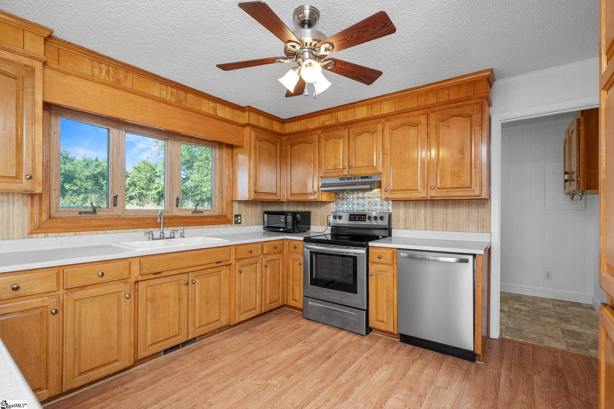 9305 Reidville Road Greer, SC 29651 - Photo 9 of 46 Gallery Image 9