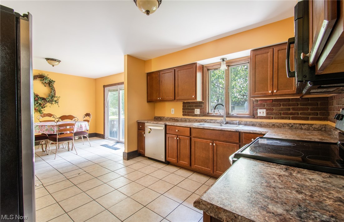 11730 Cook Road Canfield, OH 44406 - Photo 10 of 35 View of large eat-in kitchen area