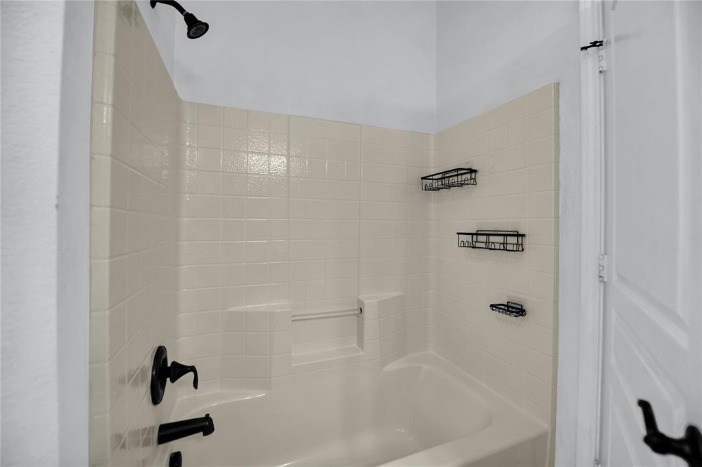 400 Deer Valley Road Weatherford, TX 76085 - Photo 24 of 40 a close view of a bathtub in bathroom