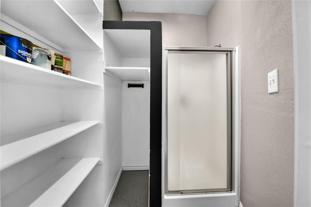 400 Deer Valley Road Weatherford, TX 76085 - Photo 31 of 40 a view of closet