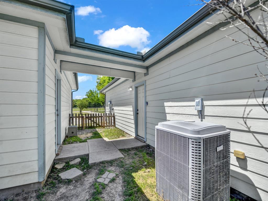 400 Deer Valley Road Weatherford, TX 76085 - Photo 32 of 40 a balcony with a table and chairs