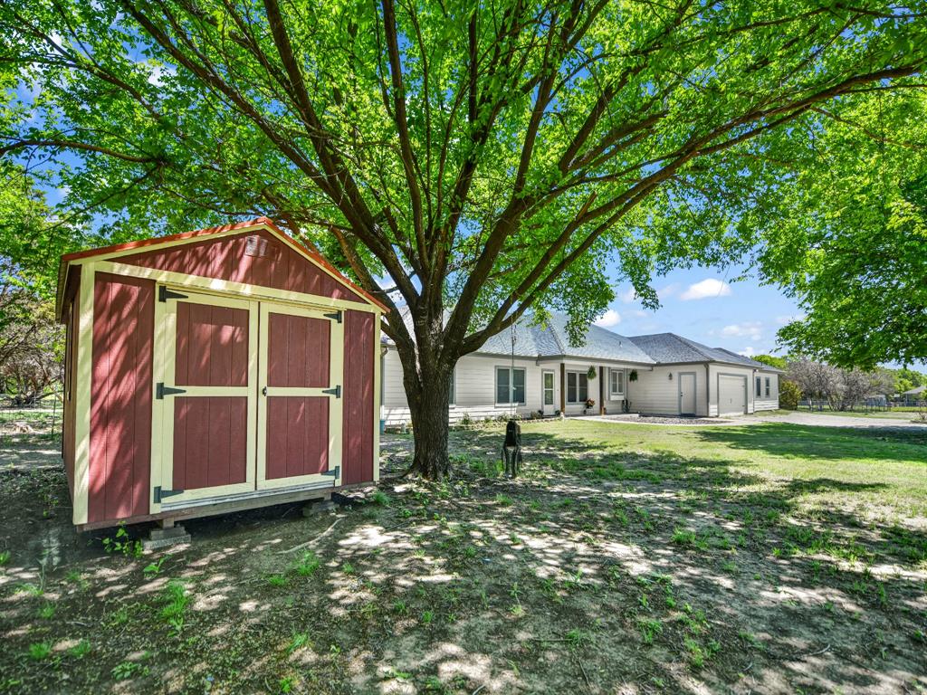 400 Deer Valley Road Weatherford, TX 76085 - Photo 35 of 40 a front view of a house with garden