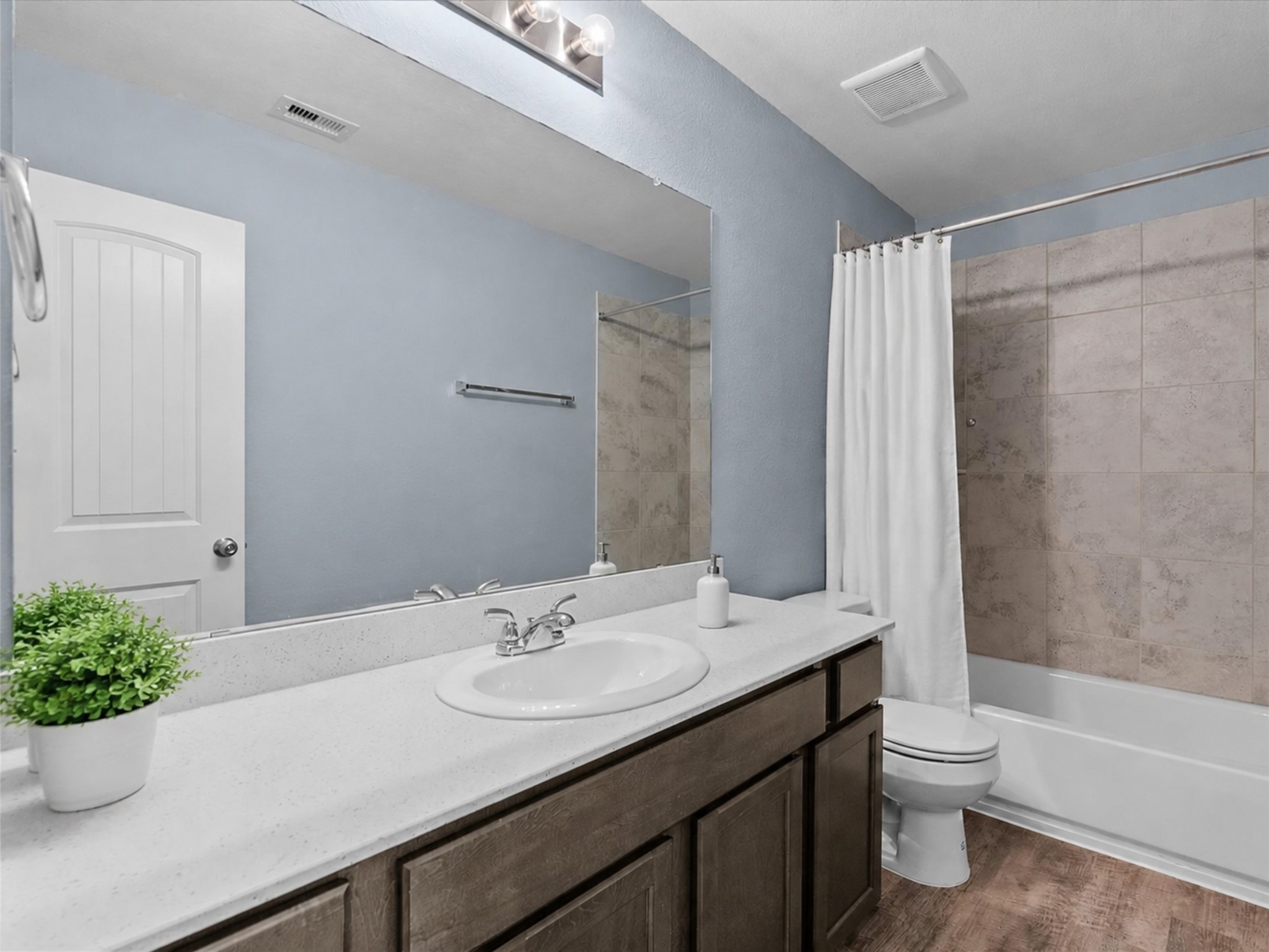 28619 Riverside Crest Lane Huffman, TX 77336 - Photo 32 of 48 Full secondary bathroom offers generous counter space and a convenient tub/shower combination.
