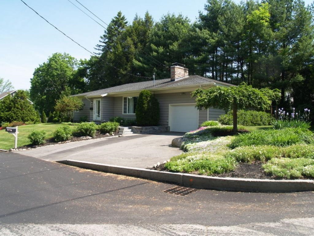 11 Magnolia Road Manchester, NH 03104 - Photo 2 of 34 Gallery Image 2