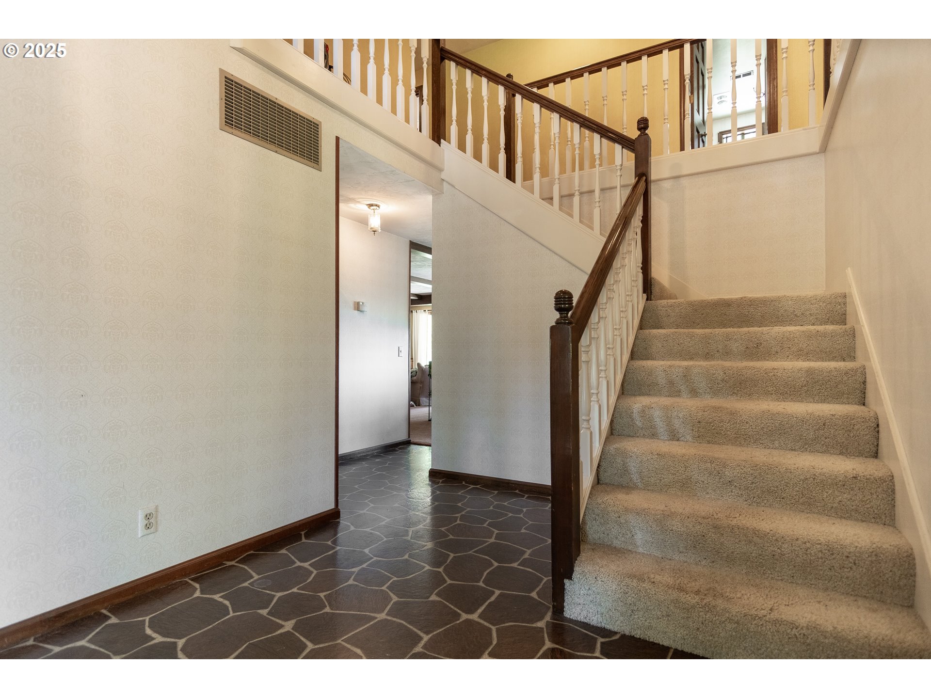8758 Thurston Road Springfield, OR 97478 - Photo 18 of 39 Entrance/Foyer