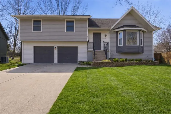 $425,000 | 10809 West 76th Street, Overland Park, KS 66214