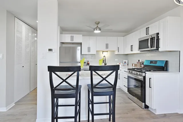 $175,000 | 9725 Karlov Avenue, Unit 610, Oak Lawn, IL 60453