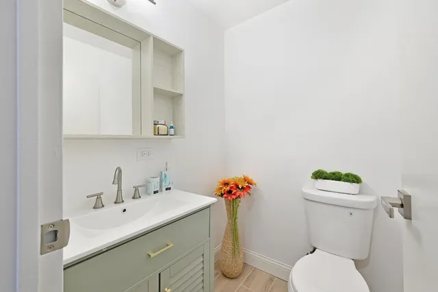 $175,000 | 9725 Karlov Avenue, Unit 610, Oak Lawn, IL 60453