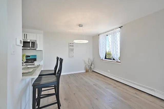 $175,000 | 9725 Karlov Avenue, Unit 610, Oak Lawn, IL 60453