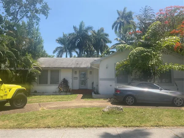 a view of a house with backyard