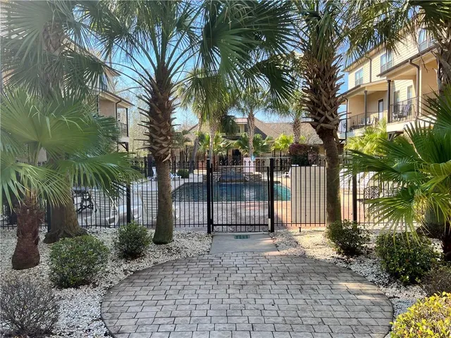 $1,985 | 810 Lafitte Street, Unit 105, Mandeville, LA 70448