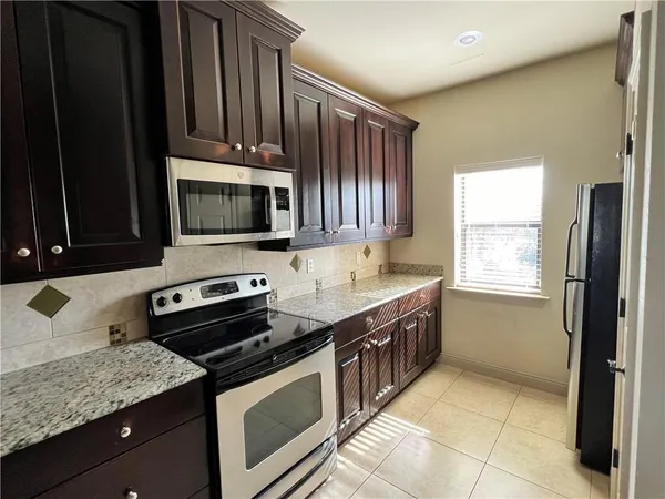 $1,985 | 810 Lafitte Street, Unit 105, Mandeville, LA 70448