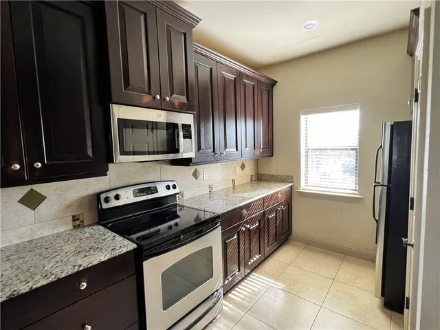 $1,985 | 810 Lafitte Street, Unit 105, Mandeville, LA 70448