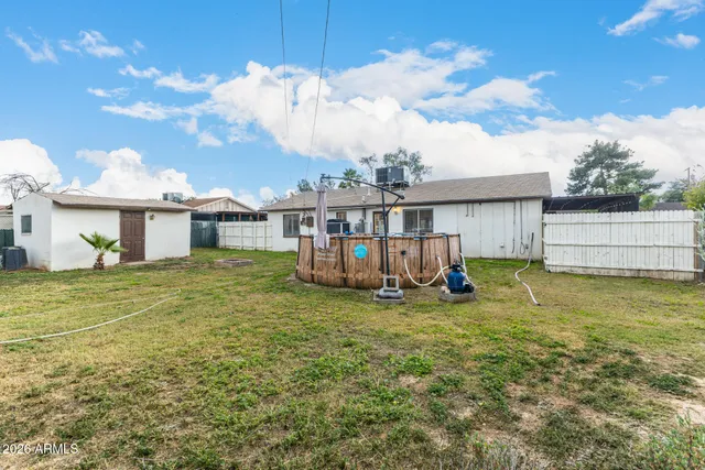 a view of a house with backyard