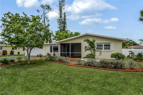 a view of a house with back yard and plants