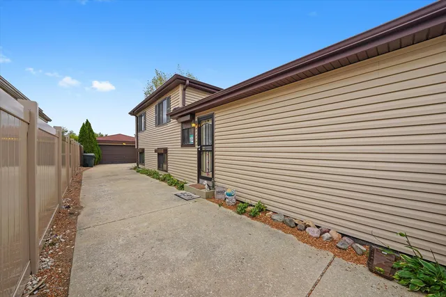 $240,000 | 18057 Juneway Court, Country Club Hills, IL 60478