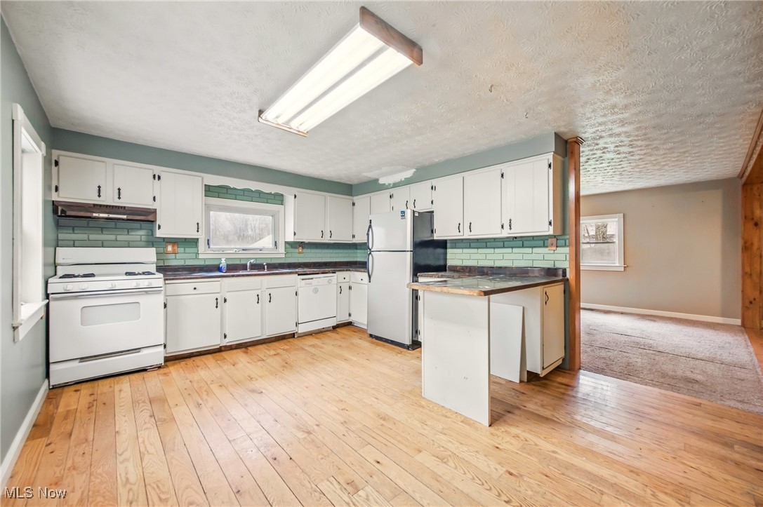 4939 Whinnery Road Winona, OH 44493 - Photo 16 of 40 Hardwood flooring in the kitchen