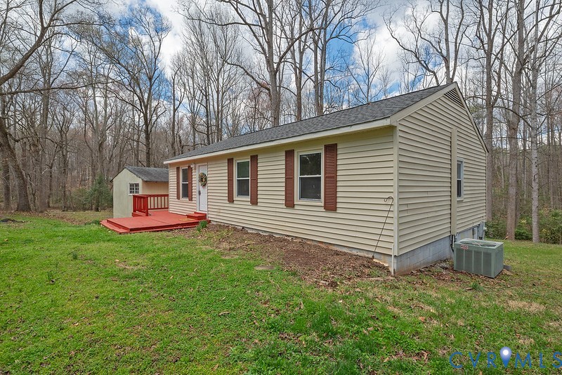 4590 Fox Chase Run Road Gum Spring, VA 23065 - Photo 23 of 31 Front of house from side